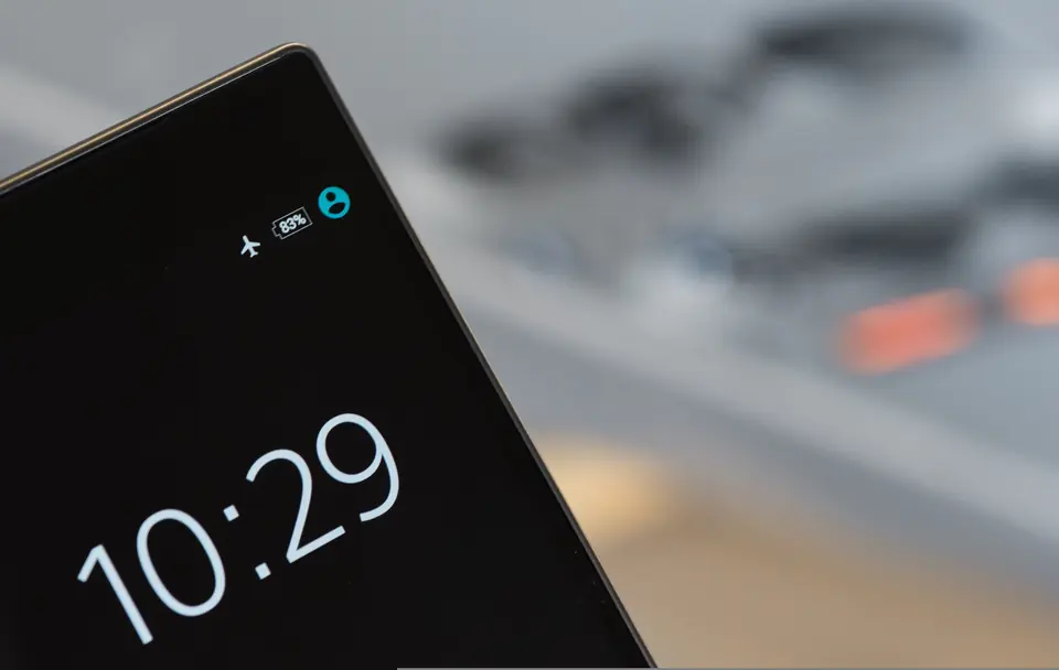 Nærbilde av en mobiltelefon med låseskjermen som viser klokken 10:29