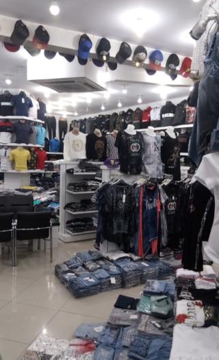 Et typisk eksempel fra innsiden av en butikk i Alanya som selger falske merkevarer. Her er alt du ser uekte varer.