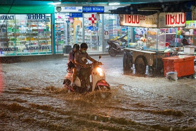Regn i Thailand med oversvømmelse.